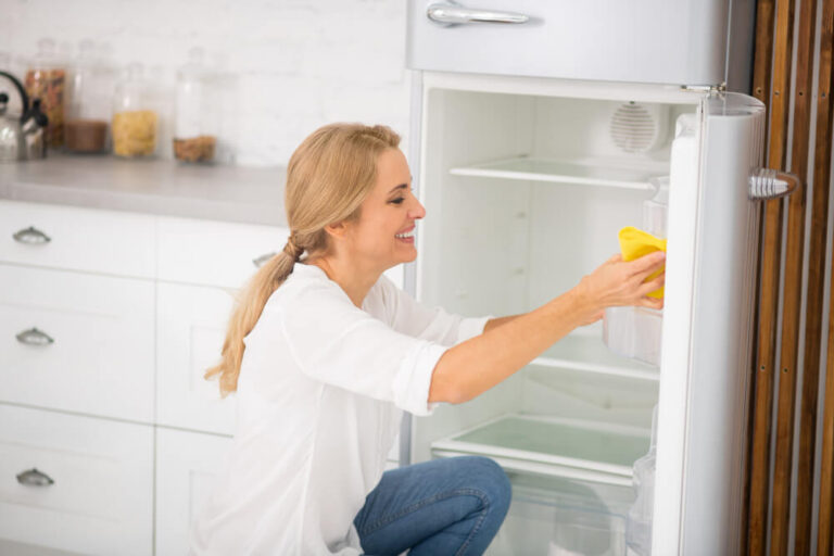 Jak efektywnie czyścić lodówkę – praktyczne porady i sposoby
