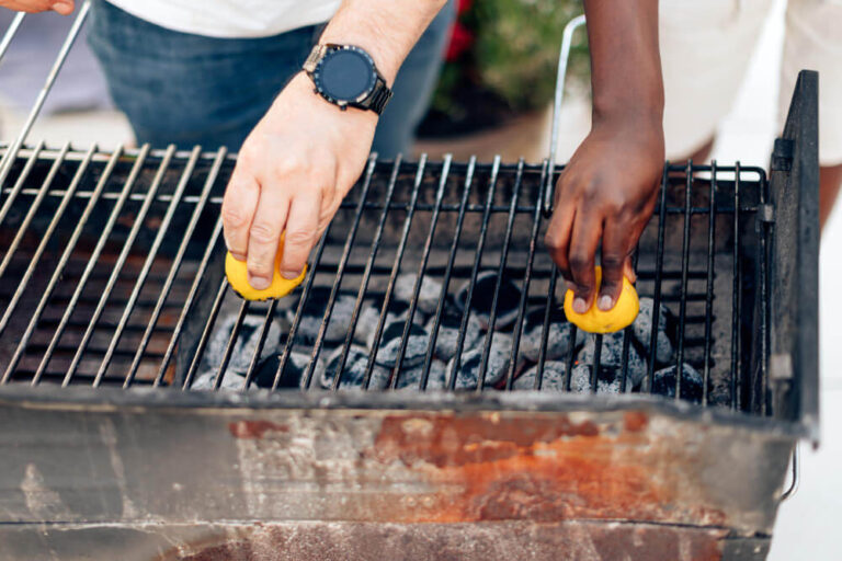 Jak skutecznie czyścić grilla – praktyczny poradnik dla każdego miłośnika grillowania
